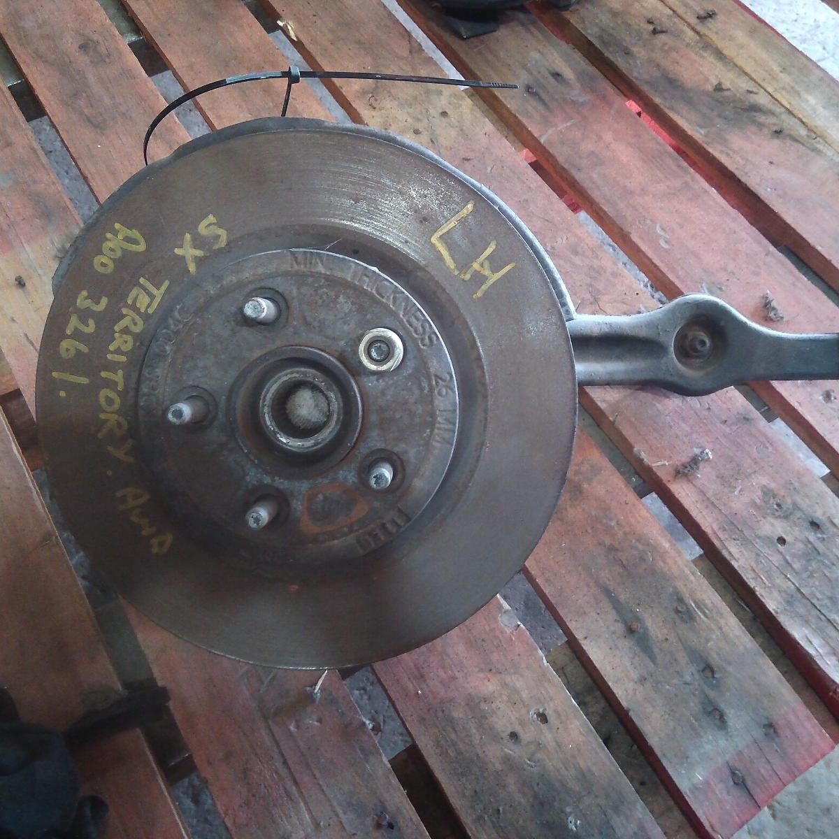 2005 FORD TERRITORY LEFT FRONT HUB ASSEMBLY