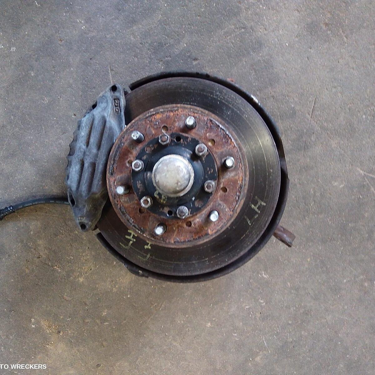 2004 TOYOTA HILUX Left Front Hub Assembly