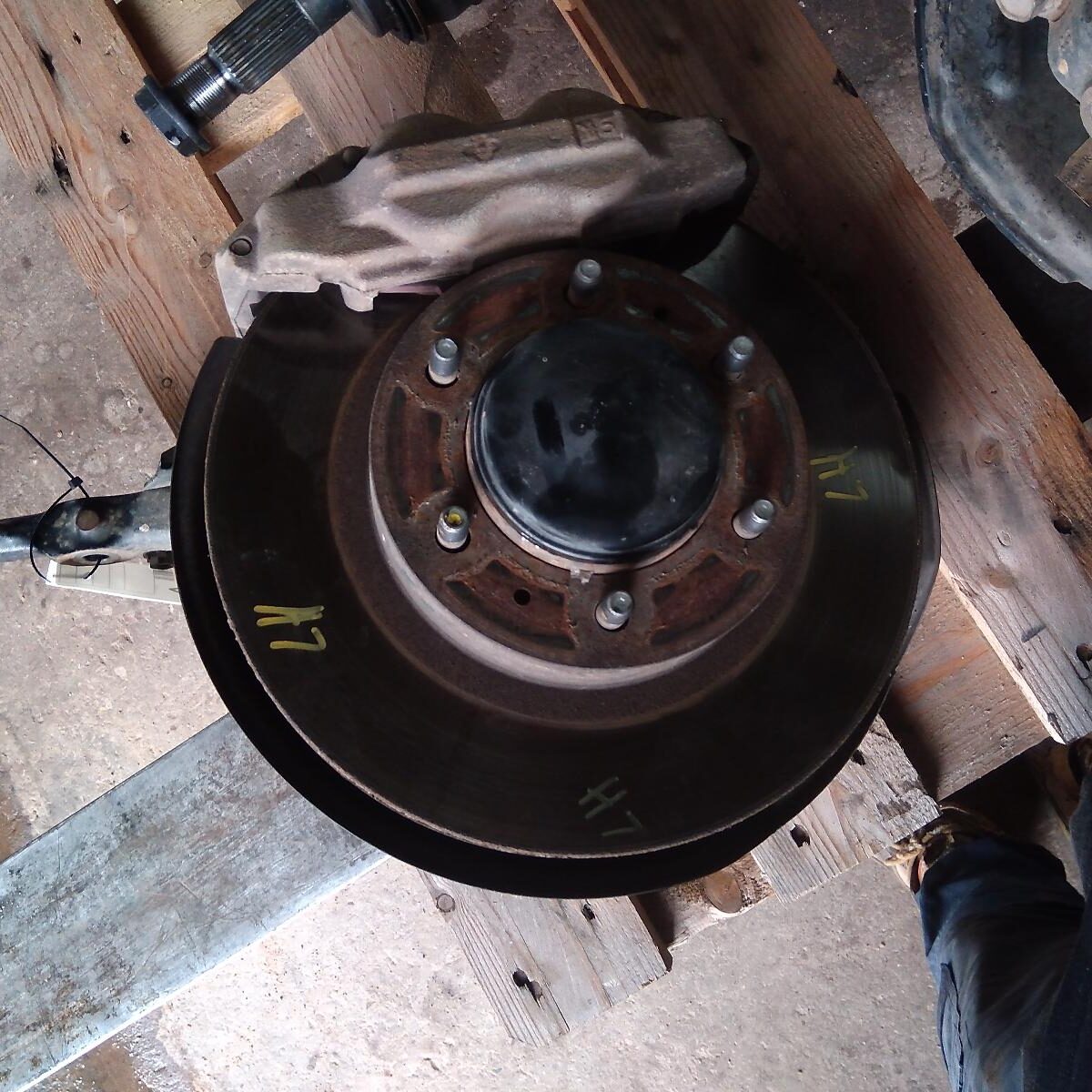 2015 TOYOTA HILUX LEFT FRONT HUB ASSEMBLY