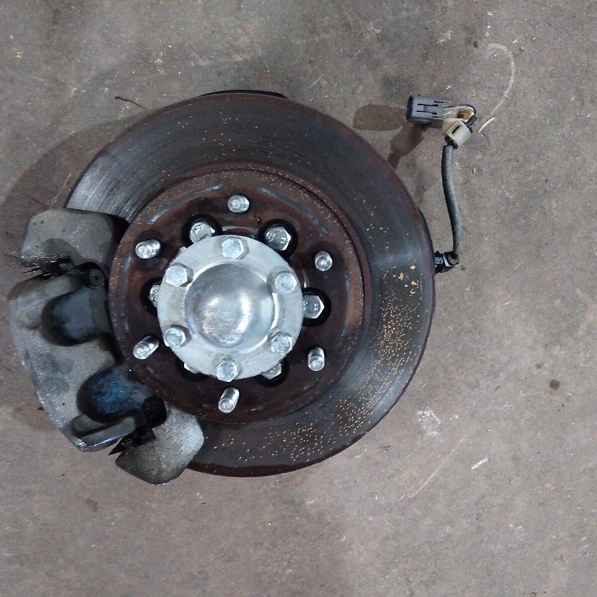 2015 HOLDEN COLORADO LEFT FRONT HUB ASSEMBLY
