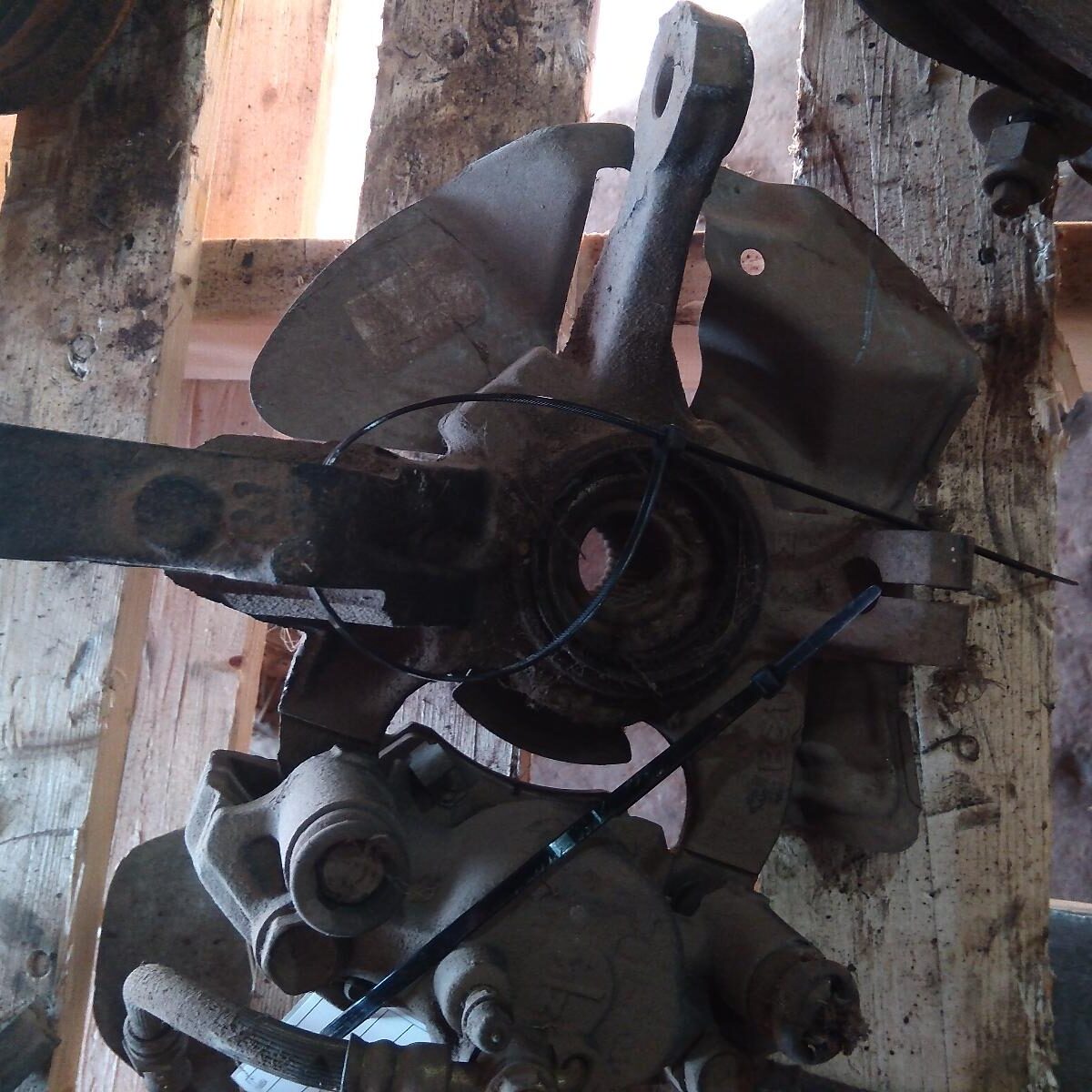 1998 MAZDA 323 RIGHT FRONT HUB ASSEMBLY