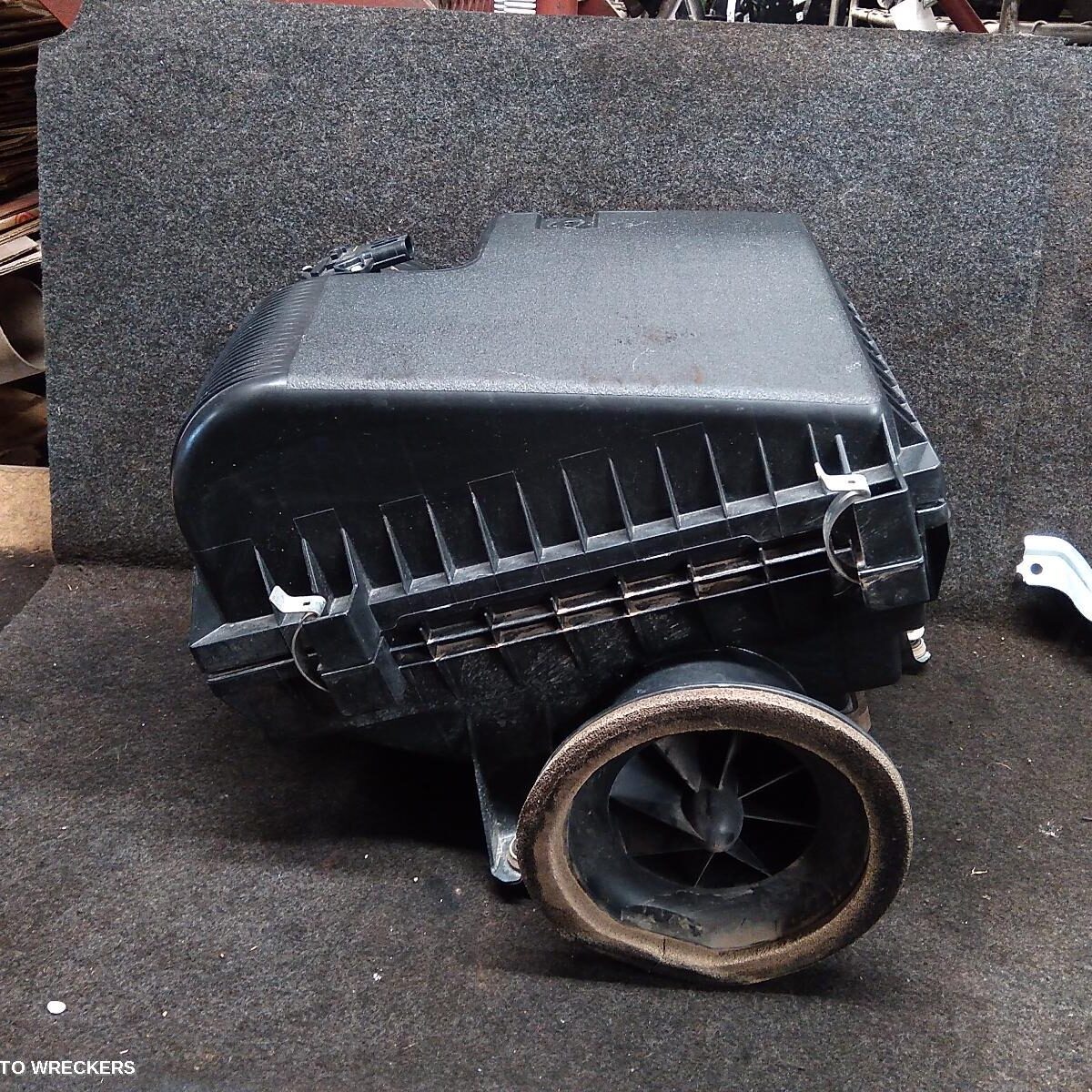 2017 TOYOTA HILUX Air Cleaner/Box