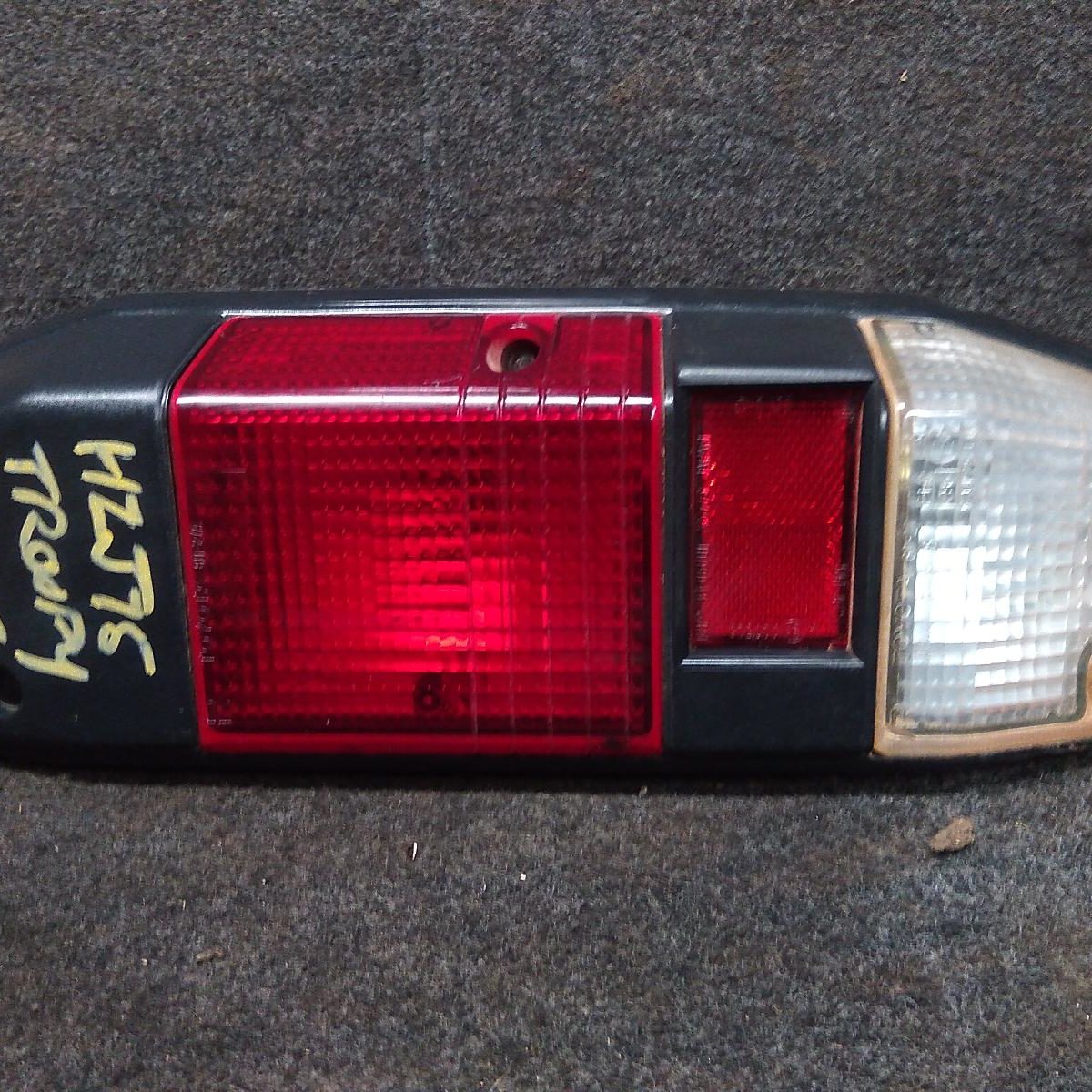 1998 TOYOTA LANDCRUISER RIGHT TAILLIGHT