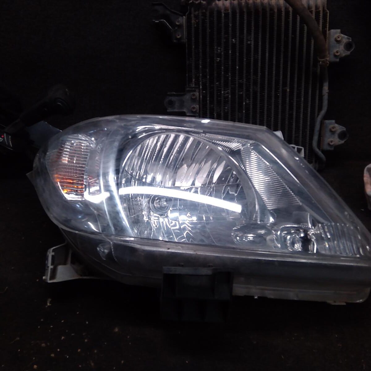 2009 TOYOTA HILUX RIGHT HEADLAMP