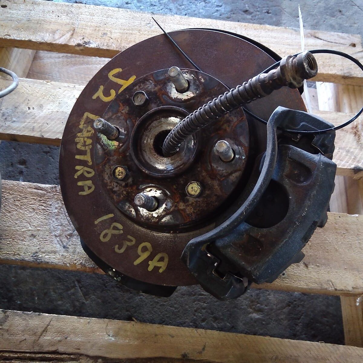 1997 HYUNDAI LANTRA RIGHT FRONT HUB ASSEMBLY