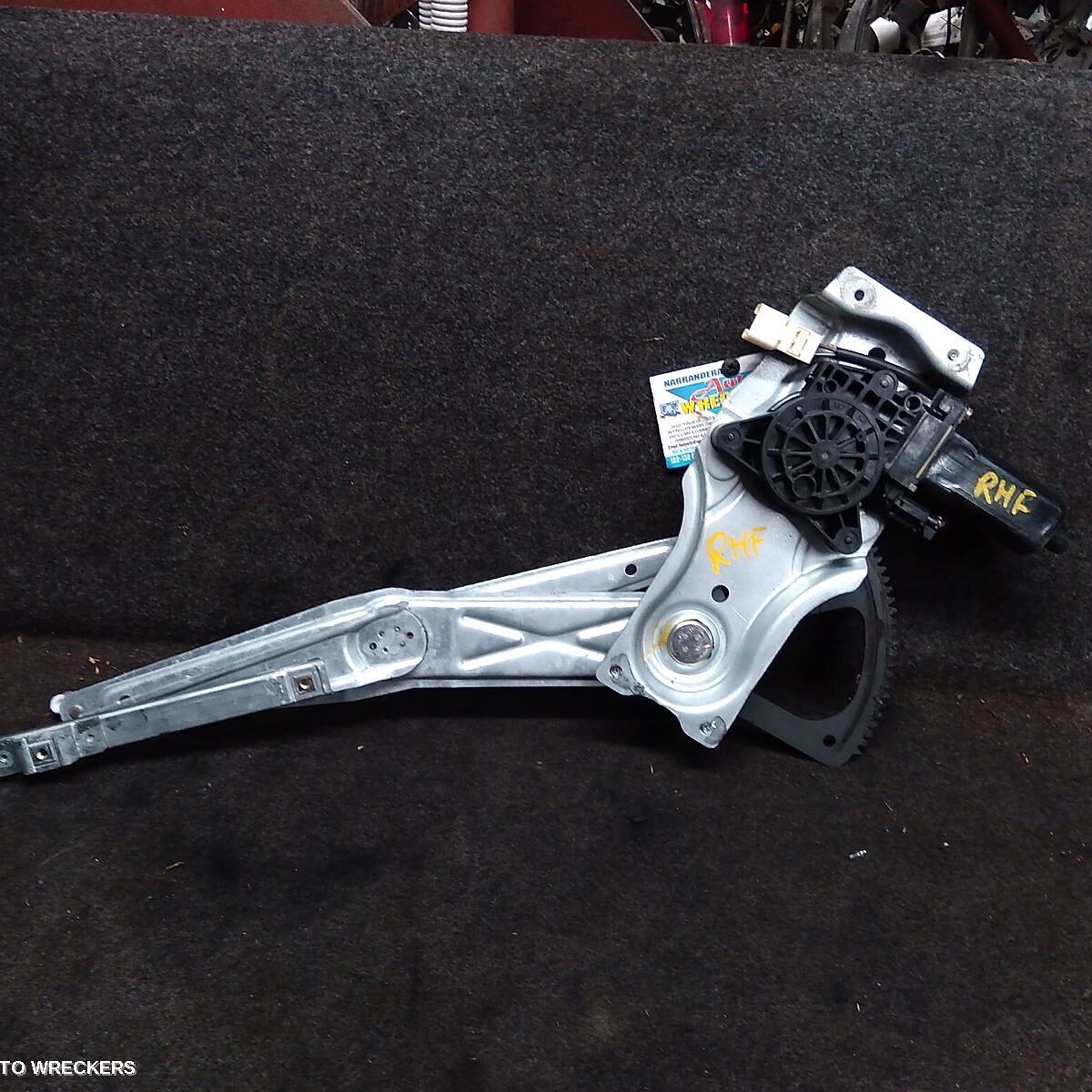 2006 HOLDEN COMMODORE Right Front Window Reg/Motor