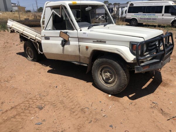 2001 TOYOTA LANDCRUISER AXLE