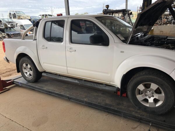 2010 NISSAN NAVARA RIGHT REAR DOOR SLIDING