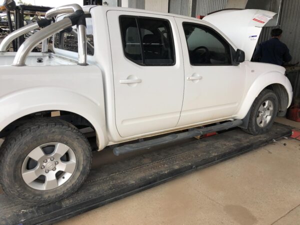 2010 NISSAN NAVARA RIGHT REAR DOOR SLIDING